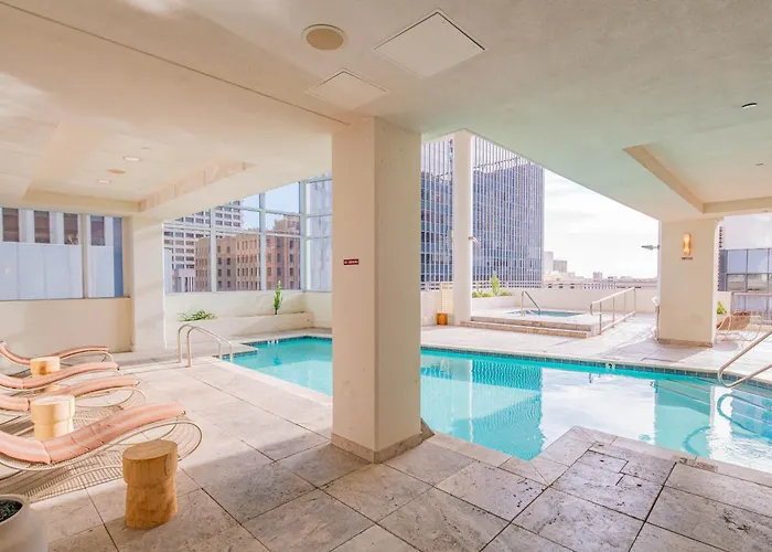 Sleek Downtown Phx High-rise Views & Am