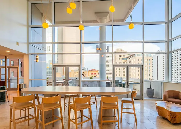Sleek Downtown Phx High-rise Views & Am Phoenix